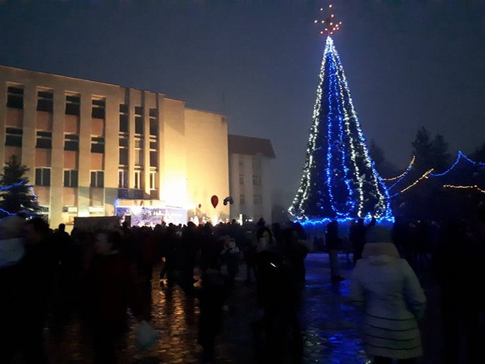 В Іршаві засяяла головна ялинка міста – 04