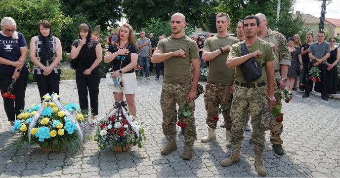 У Мукачеві попрощалися з полеглим воїном, який добровільно став на захист України – 01