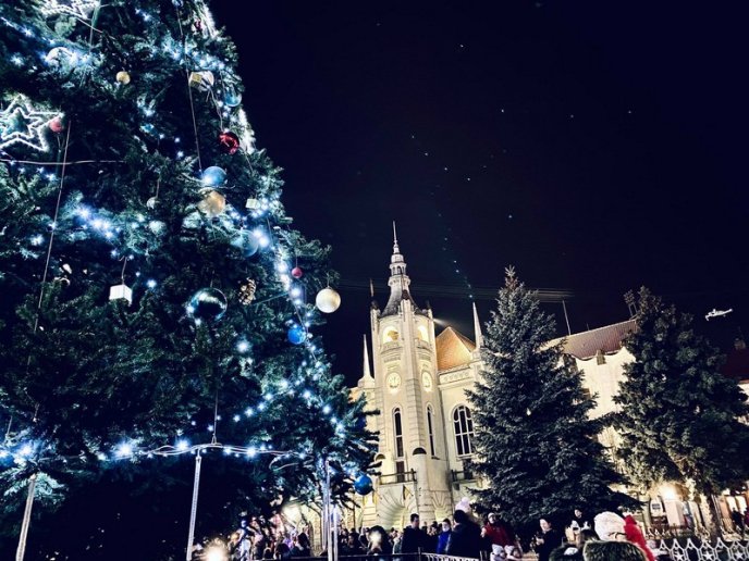 У Мукачеві сьогодні ввечері засяяли вогні головної ялинки міста – 02