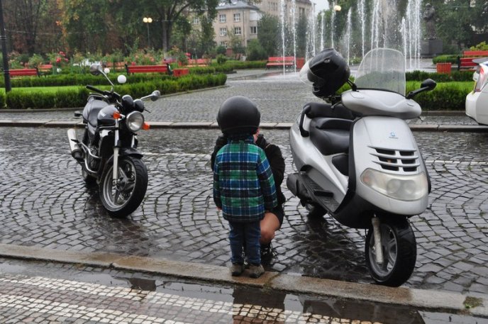 Вулицями Ужгорода проїхалися байкери на унікальних мотоциклах – 07