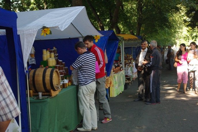 В Ужгороді ласують солодким продуктом на "Медовому Спасі" (ФОТОРЕПОРТАЖ) – 07