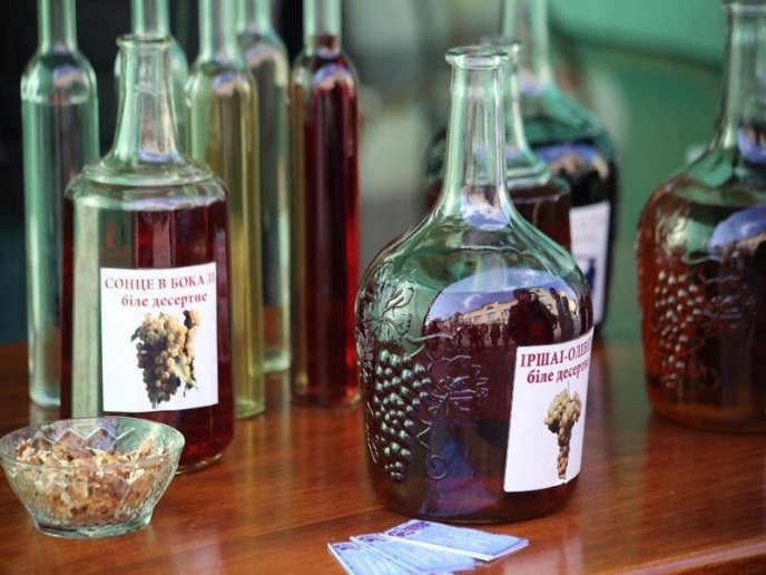 Смажена гуска, печені яблука і вино: у центрі Мукачева розпочався святковий ярмарок – 03