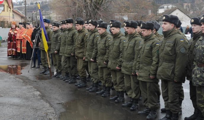 На площі Віталія Постолакі в Ужгороді до Дня пам’яті Небесної Сотні встановили і освятили хрест – 11