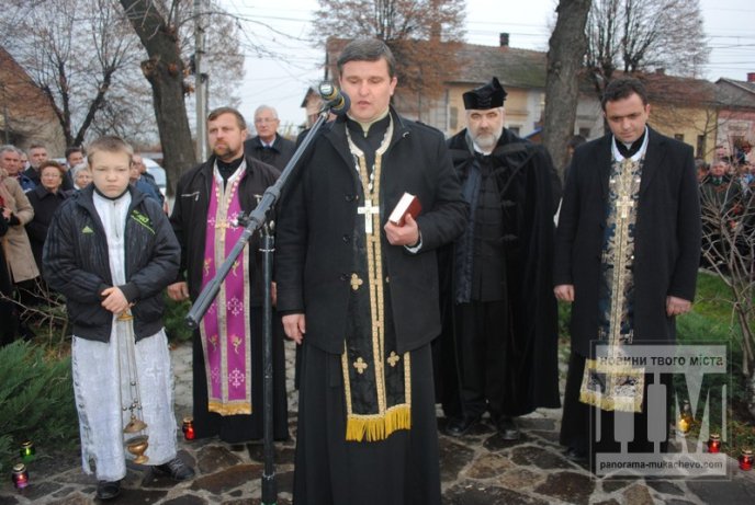 Мукачівці помолились за невинних жертв Голодомору 1932-33-х років (ФОТОРЕПОРТАЖ) – 10 Мукачівці помолились за невинних жертв Голодомору 1932-33-х років (ФОТОРЕПОРТАЖ) – 10