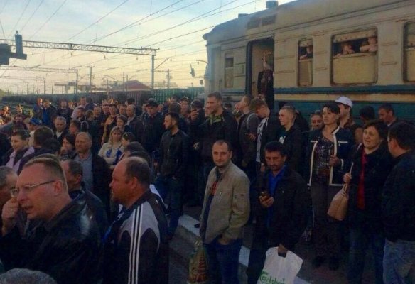 Невдоволені пасажири кілька годин блокували рух електрички "Львів-Мукачево" – 02