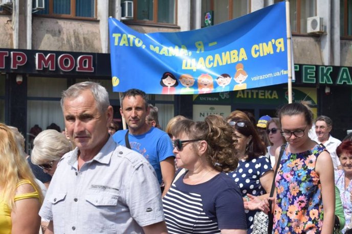 В Ужгороді проходить хода на захист сімейних цінностей – 10