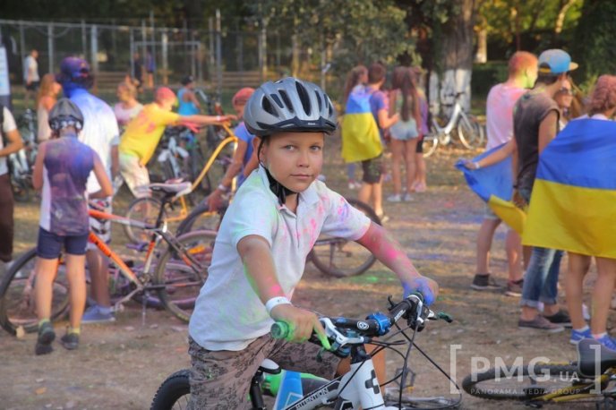 Велозаїзд у День Незалежності України та "кольоровий" флешмоб у Мукачеві: як це було – 27