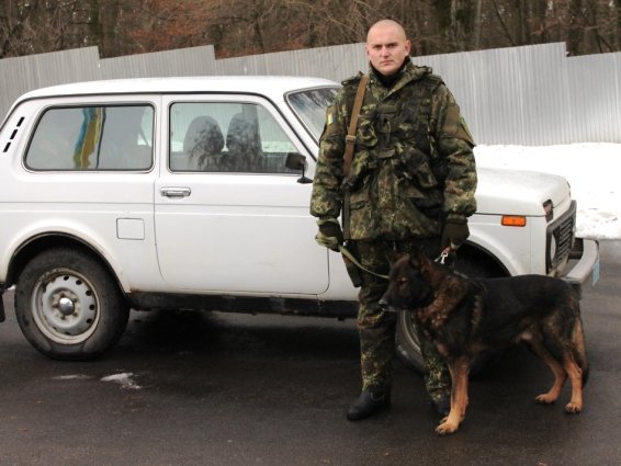 Четверо закарпатських кінологів разом зі службовими собаками вирушили у Маріуполь – 04