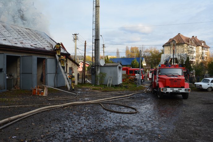 В Ужгороді горіли гаражні приміщення – 06