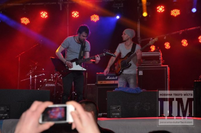 В центрі Мукачева "відгримів" концерт відомого в Україні мукачівського гурту "Without Limits" (ФОТО) – 12