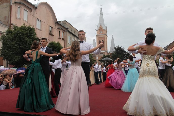 Випускники Мукачева станцювали прощальний вальс – 06