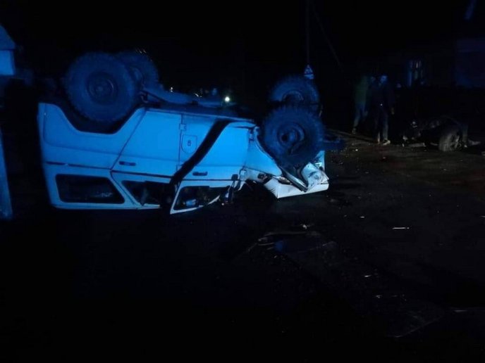 Вночі сталась аварія. Одна з машин перекинулась на дах – 04 Вночі сталась аварія. Одна з машин перекинулась на дах – 04