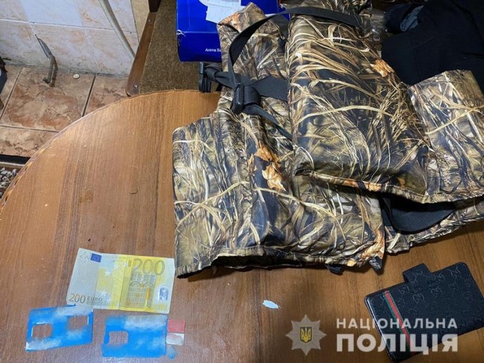 Поліцейські викрили співорганізатора каналу переправи нелегалів через кордон – 02