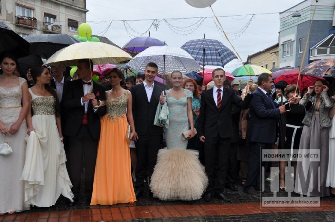 Парад випускників в центрі Мукачева: як це було (ФОТО) – 23