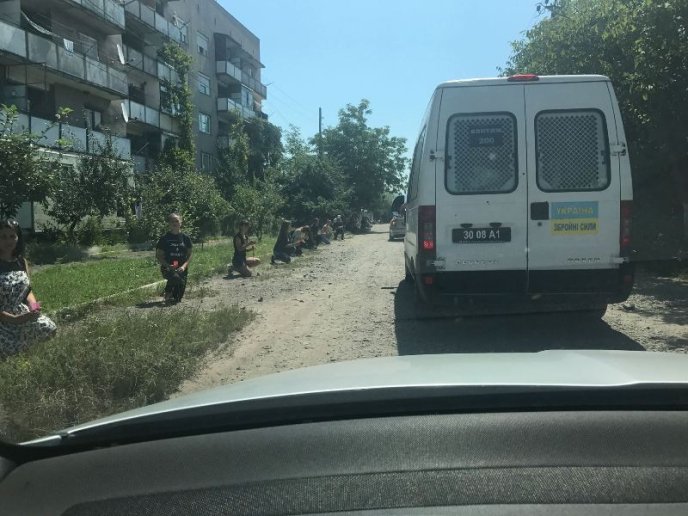 Жителі Виноградівщини зустрічали загиблого у зоні АТО юнака на колінах – 01