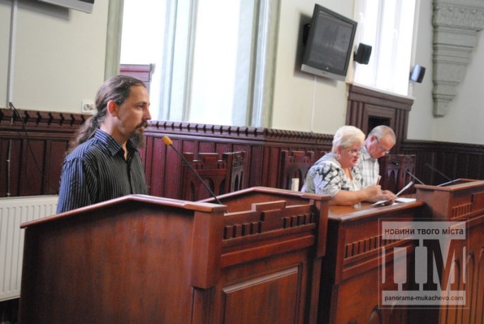 Громадська рада під викрики мукачівців та обурення чиновників обговорила стан дахів багатоквартирних будинків (ФОТО) – 03