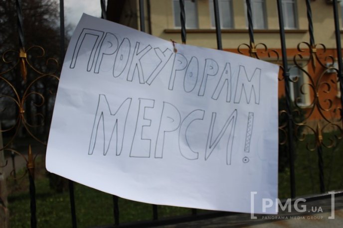 Мукачівські активісти пікетували місцеву прокуратуру – 07