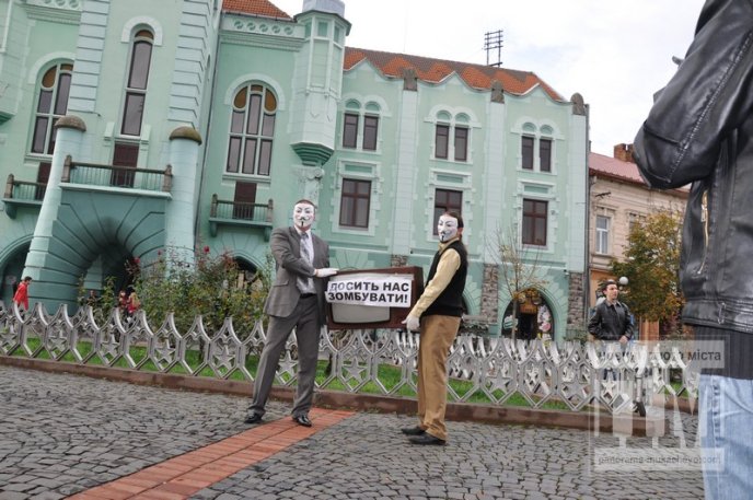 У Мукачеві відбувся соціальний флешмоб, в рамках якого розбили телевізор (ФОТО) – 14