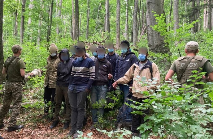 У лісі затримали 12 людей – 05