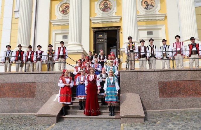 Урочиста хода і концерт: як в Ужгороді відзначали День вишиванки – 08