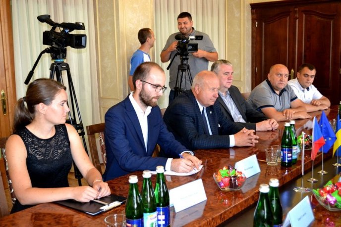 Закарпаття та Устецький край офіційно уклади договір про взаємну співпрацю – 01