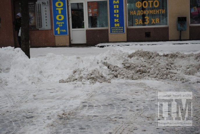Центральну частину Мукачева комунальники очищають від снігу (ФОТО) – 03