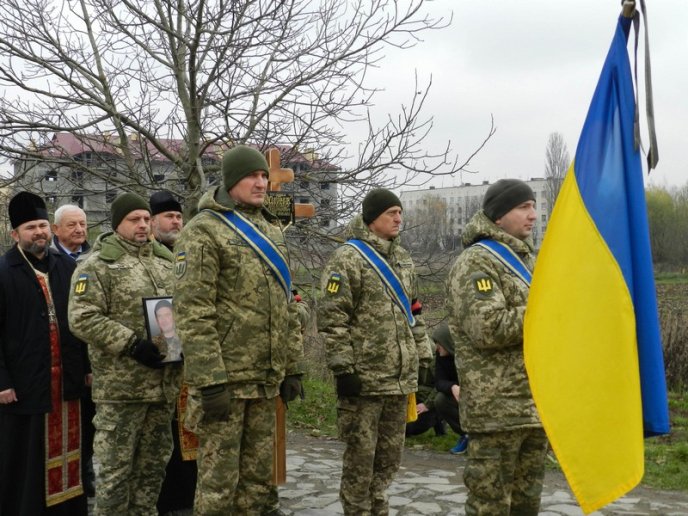 В області навколішках проводжали в останню путь загиблого військового – 05