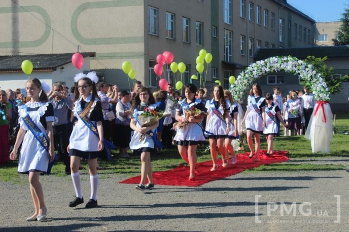 У Мукачівській ЗОШ №11 урочисто відзначили свято останнього дзвоника – 15 У Мукачівській ЗОШ №11 урочисто відзначили свято останнього дзвоника – 15