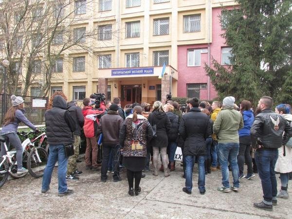 Ужгородці вимагали покарати вбивцю собаки – 02