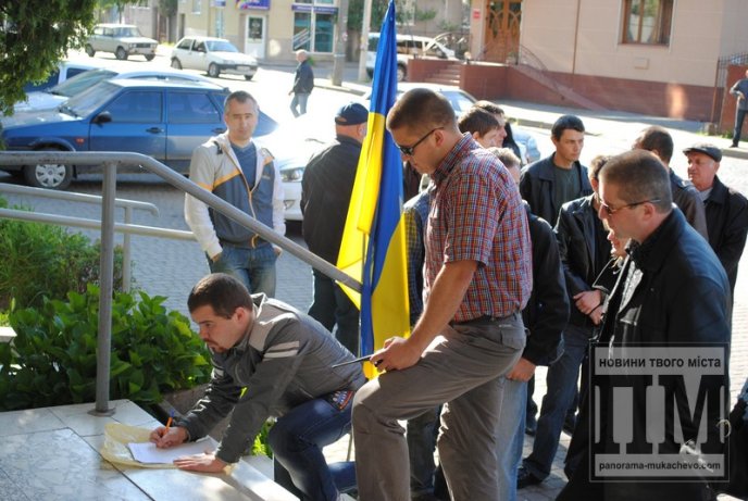 "Правий сектор" разом з Народною Радою пообіцяли заблокувати роботу Мукачівської РДА (ФОТО, ВІДЕО) – 05