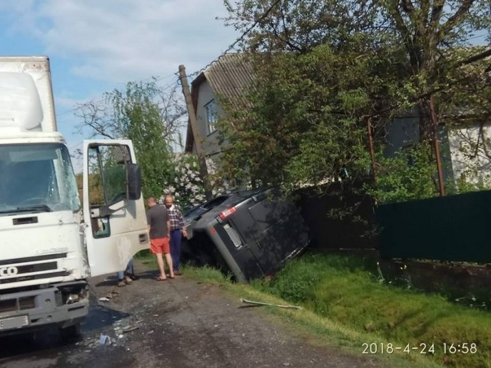 ДТП на Іршавщині: зіткнулися вантажівка та мікроавтобус – 03