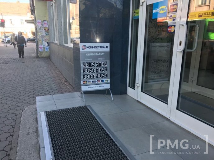 В обмінниках Мукачева різко впав курс долара – 01