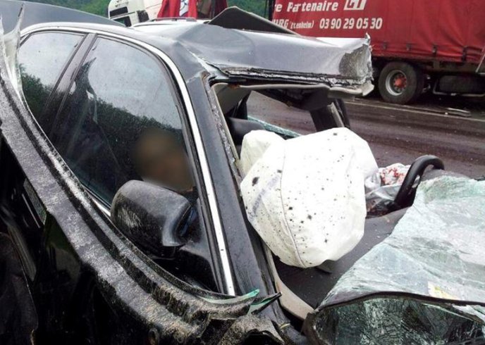 Смертельна ДТП на Свалявщині: на трасі "Київ-Чоп" іномарка "Audi" в’їхала у вантажівку – 02