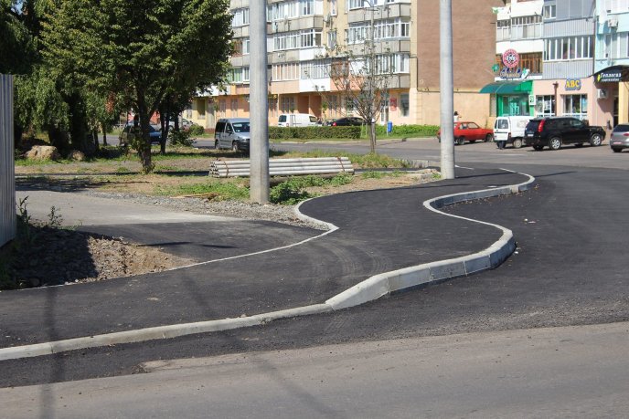 У Мукачівському міськвиконкомі прокоментували інцидент з асфальтуванням вулиці Данила Галицького під час дощу – 02