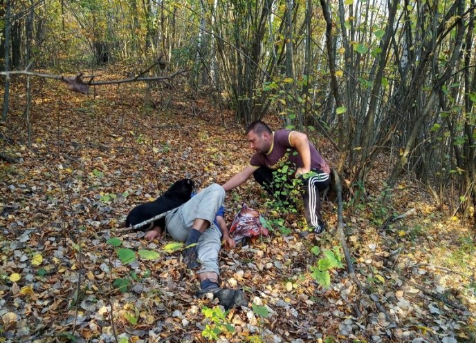 У лісі знайшли непритомного чоловіка. Поруч із ним сидів і завивав пес – 01