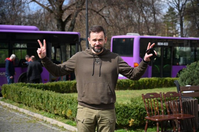 В Ужгороді отримали від угорських партнерів 6 пасажирських автобусів: допомогу одразу відправили у постраждалі міста України – 01 В Ужгороді отримали від угорських партнерів 6 пасажирських автобусів: допомогу одразу відправили у постраждалі міста України – 01