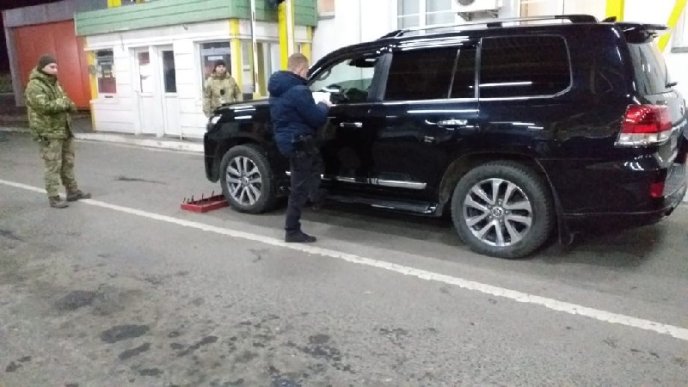 Майже на 6 годин заблокував смугу руху: подробиці скандалу на КПП «Тиса» – 02