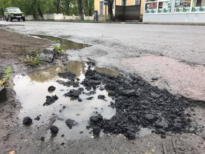 Люди вже сміються: в Ужгороді із початком дощу почали асфальтувати дорогу – 04