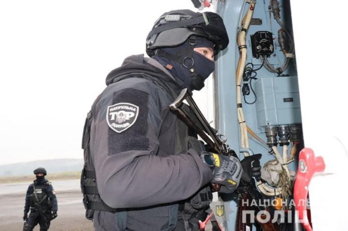 На Закарпатті спецназ на гелікоптері стежить за порядком на виборах – 04