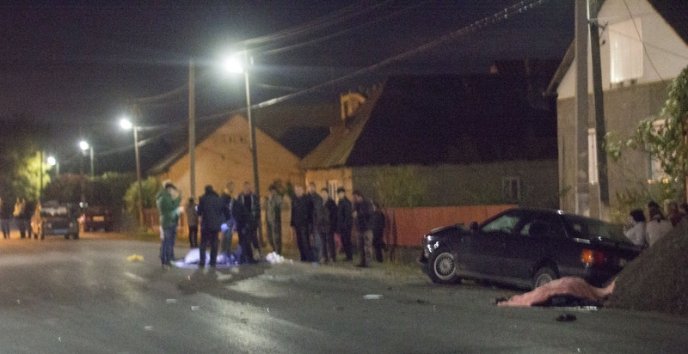 Нічна смертельна ДТП у Виноградові: загинули троє пішоходів – 01