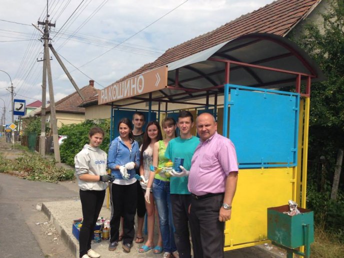 В селі Ракошино вказівник та автобусні зупинки перефарбували у кольори національного прапору України (ФОТО) – 07