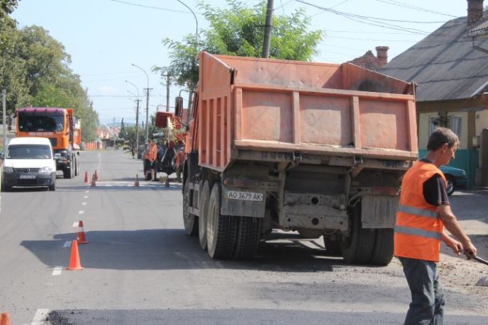 У Мукачеві на вулиці Підгорянській облаштовують нові пішохідні переходи – 04 У Мукачеві на вулиці Підгорянській облаштовують нові пішохідні переходи – 04