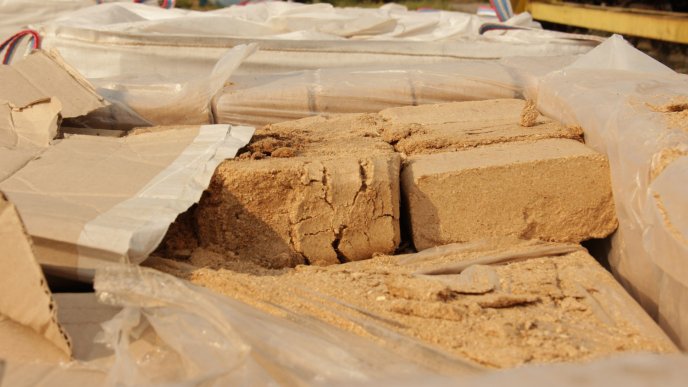 На Закарпатті під паливними брекетами виявили партію контрабандних цигарок – 06