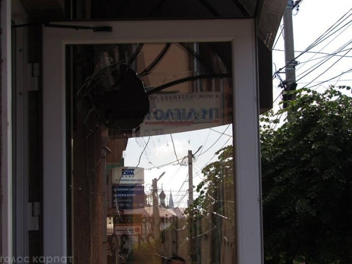 У Мукачеві невідомі розбили скло на вікнах і дверях піцерії – 03