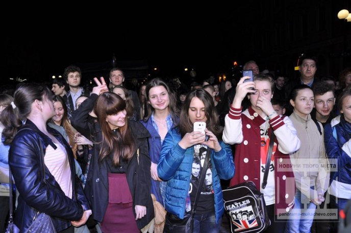 В центрі Мукачева "відгримів" концерт відомого в Україні мукачівського гурту "Without Limits" (ФОТО) – 07