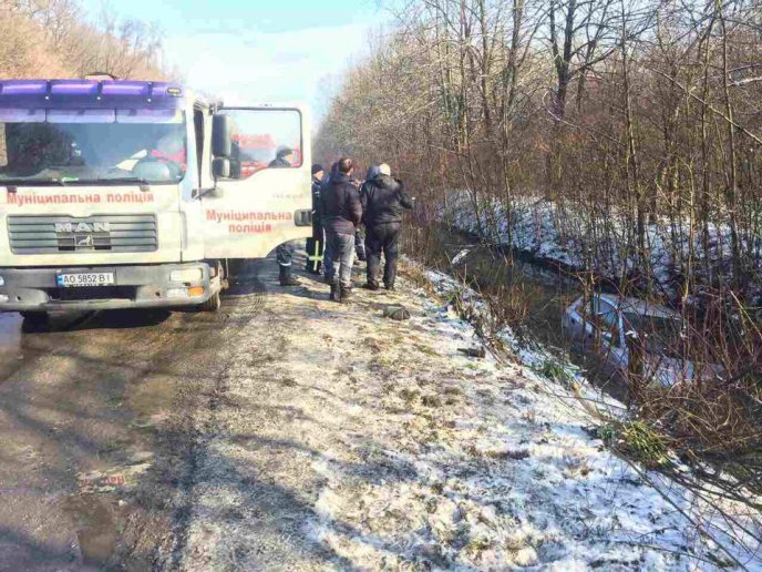 Неподалік Мукачева жінка, з’їхавши у кювет, втопила своє авто – 01 Неподалік Мукачева жінка, з’їхавши у кювет, втопила своє авто – 01