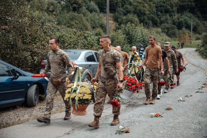 Повернувся на щиті: Закарпаття попрощалося з Героєм – 05