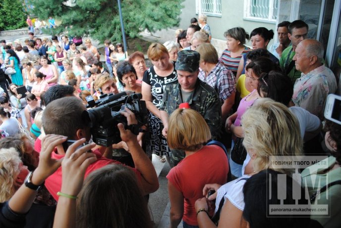 Сьогодні Мукачево мітингувало: сотні жінок перекрили дорогу та вимагали не забирати чоловіків у армію (ФОТО) – 05