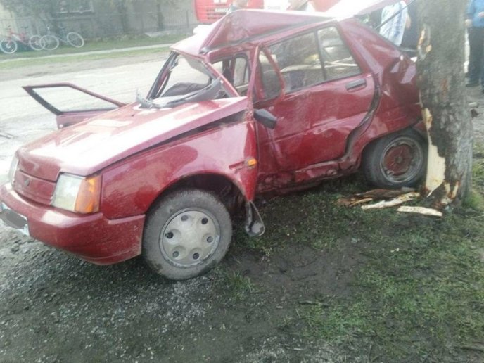 ДТП на Закарпатті: рятувальникам довелося визволяти пасажира з понівеченого авто – 02