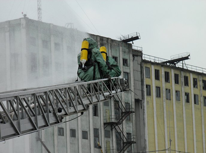 Ужгородські вогнеборці ліквідували пожежу на заводі "Джейбіл" – 04
